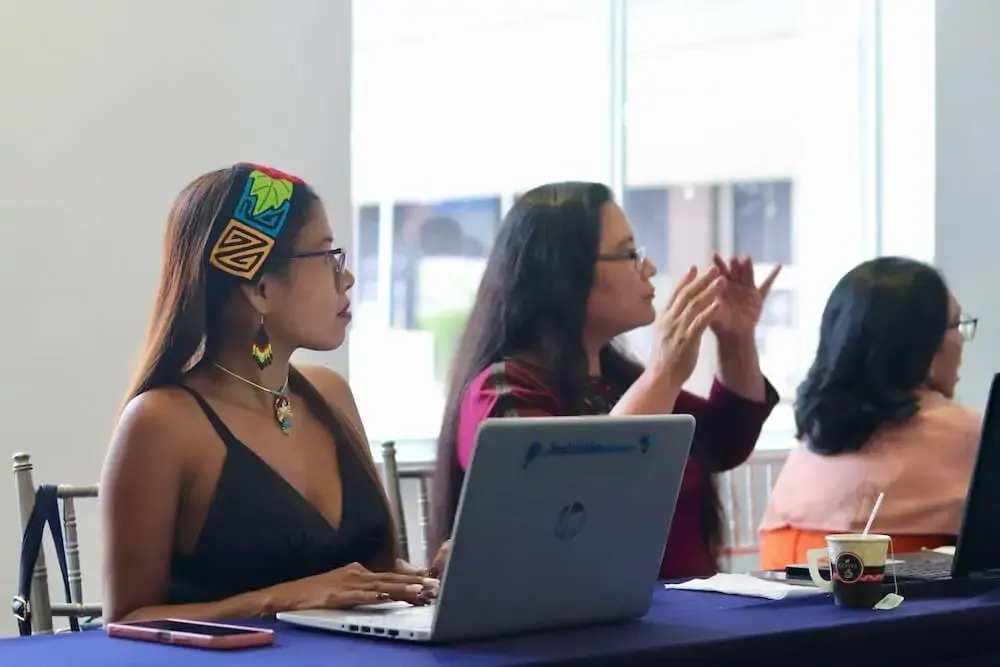 Mujeres Indígenas Conectadas: Cerrando brechas en habilidades digitales con identidad cultural